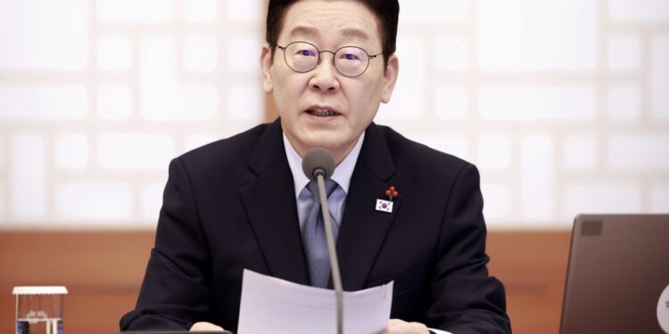 李대통령 “2년 연속 근무한 비정규직… 정규직 전환에 허점 많다”