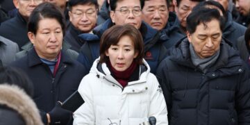 尹 체포 때 ‘인간방패’ 나섰던 국힘, ‘징역 5년’엔 “입장 없다…당 떠나신 분”