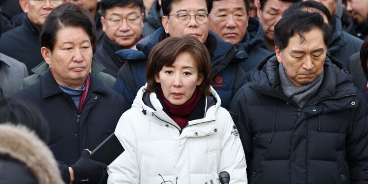 尹 체포 때 ‘인간방패’ 나섰던 국힘, ‘징역 5년’엔 “입장 없다…당 떠나신 분”