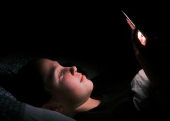 잠들기 전 스마트폰 봤는데…“망막·시신경 태운다” 전문의 경고