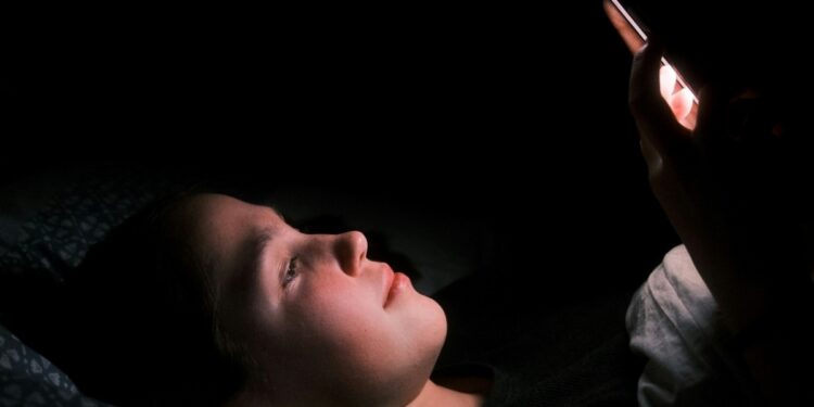 잠들기 전 스마트폰 봤는데…“망막·시신경 태운다” 전문의 경고