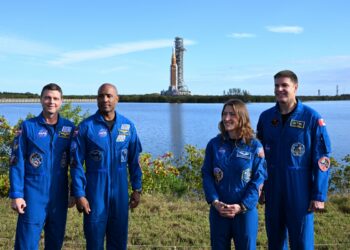 54년 만에 달 향하는 美로켓… 우주비행사들 “준비는 끝났다”