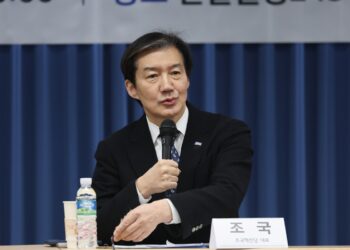 조국, 민주당 합당 제안에 “썸 단계…결혼 얘기 나올 단계 아냐”