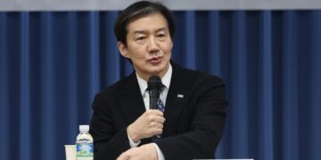 조국, 민주당 합당 제안에 “썸 단계…결혼 얘기 나올 단계 아냐”