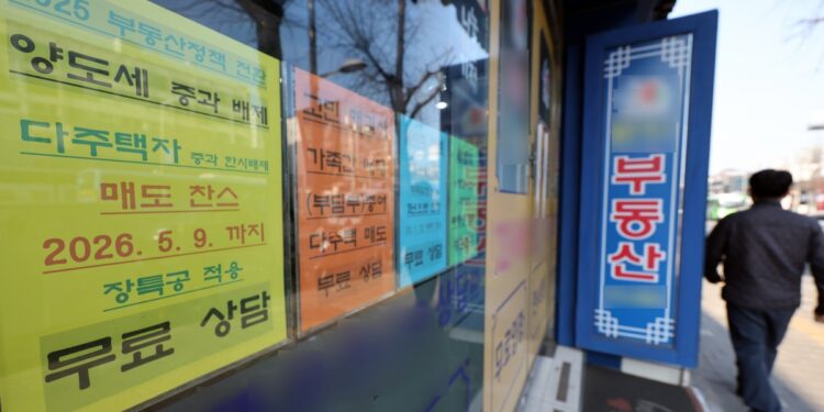 李대통령 “정부 이기는 시장 없다”…부동산 양도세 중과 유예 종료