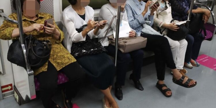 “임신했는데 좀 앉아도 될까요?”…양보는커녕 욕 들었습니다