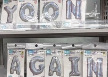 정치판된 다이소…진열대에 ‘YOON AGAIN’ 구호 배치