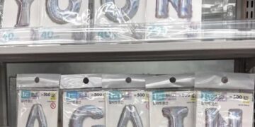 정치판된 다이소…진열대에 ‘YOON AGAIN’ 구호 배치