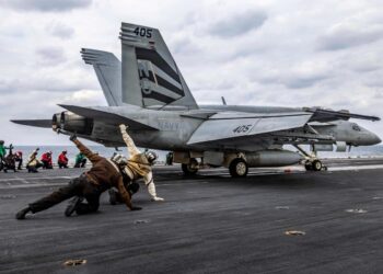 협상 물밑으로, 폭격도 준비… 트럼프 ‘이란 양면 작전’