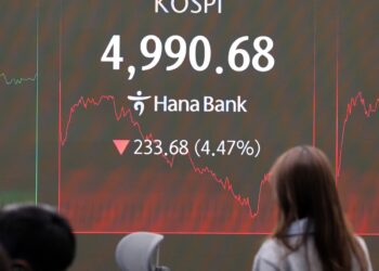 아침에 하이닉스 ‘줍줍’ 개미들 날벼락…장중 ‘5천피’ 내준 코스피 ‘추풍낙엽’