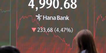 아침에 하이닉스 ‘줍줍’ 개미들 날벼락…장중 ‘5천피’ 내준 코스피 ‘추풍낙엽’