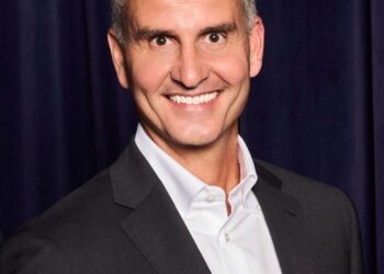 디즈니 구원투수 밥 아이거 물러난다