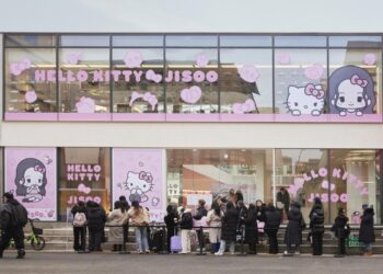 “물건 대신 세계관을 팝니다”… 줄 서서 50만원씩 쓰는 팝업