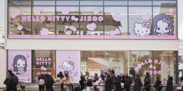 “물건 대신 세계관을 팝니다”… 줄 서서 50만원씩 쓰는 팝업