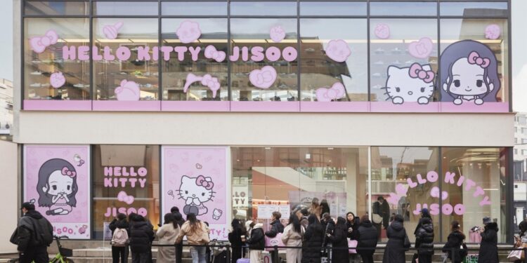 “물건 대신 세계관을 팝니다”… 줄 서서 50만원씩 쓰는 팝업