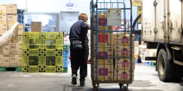 대형마트 새벽배송 허용 추진… 소상공인 “골목상권 말살” 반발