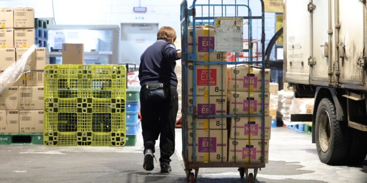 대형마트 새벽배송 허용 추진… 소상공인 “골목상권 말살” 반발