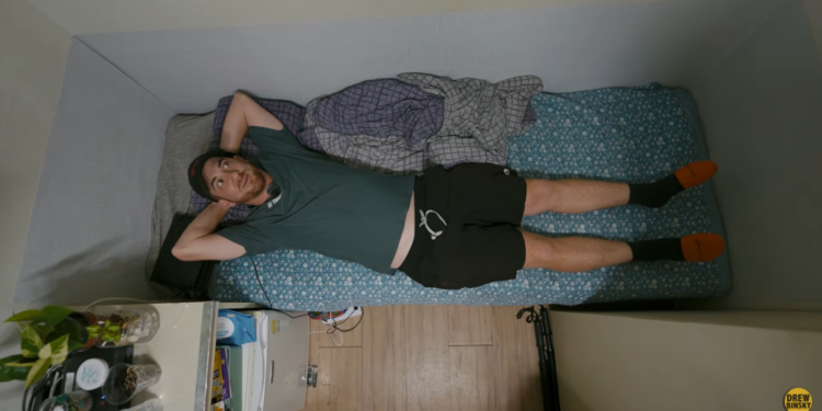 “숨이 턱, 감옥 같아…한국인들 이런 데서 살아?” 고시원 갔다 충격받은 유명 美유튜버