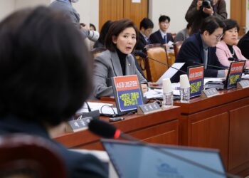 ‘대법관 증원·재판소원법’ 與 주도 법사위 통과…野 퇴장