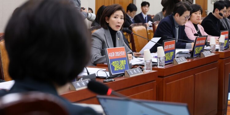 ‘대법관 증원·재판소원법’ 與 주도 법사위 통과…野 퇴장