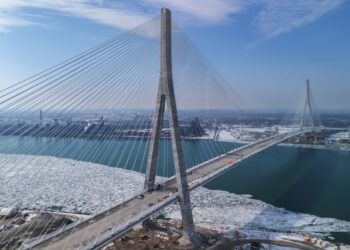 캐나다 돈으로 지은 대교, 절반 차지하겠다는 트럼프