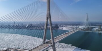 캐나다 돈으로 지은 대교, 절반 차지하겠다는 트럼프