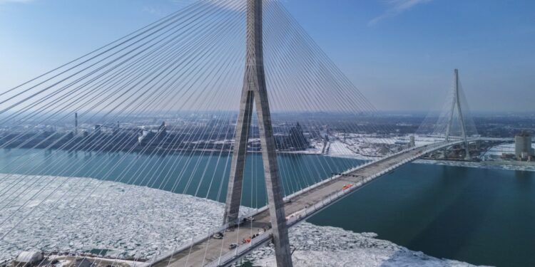 캐나다 돈으로 지은 대교, 절반 차지하겠다는 트럼프