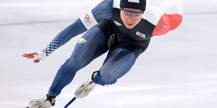 ‘빙속 간판’ 김준호 남자 500m서 12위…스톨츠는 또 ‘올림픽 신기록’