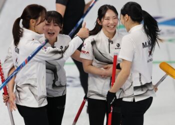 숙적 日 꺾었다! 진격의 컬링 여자대표팀 4강 보인다