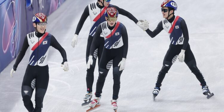남자 쇼트트랙, 계주 1위로 결승 진출… 20년만에 金 도전