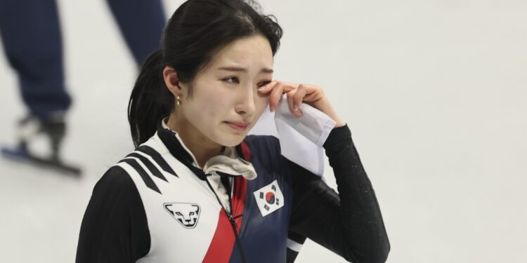 ‘첫 메달’ 김길리, 눈물 또 눈물 “가족들 보여서…주종목 남았다”