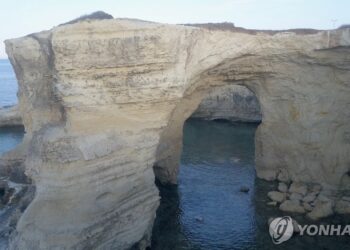 전세계 커플 즐겨 찾는 ‘연인의 아치’…최강 폭풍에 ‘붕괴’