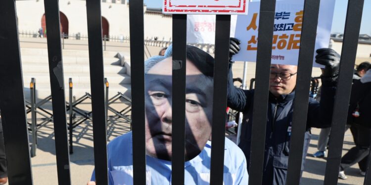 [속보] 윤석열 호송차 법원 도착… 오후 3시 ‘내란 우두머리’ 1심 선고