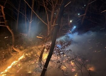 경남 함양 산불 이틀째, 강원 고성서도 산불…건조한 날씨·강풍 속 난항