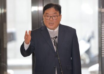 ‘쿠팡 수사 외압 의혹’ 불구속 기소 엄희준·김동희 검사 “답정 기소” 반발