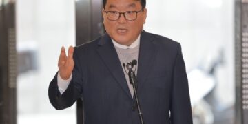‘쿠팡 수사 외압 의혹’ 불구속 기소 엄희준·김동희 검사 “답정 기소” 반발