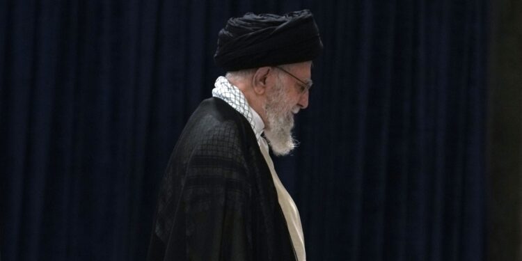 트럼프 “하메네이 사망” 발표…“이란 국민 조국 되찾을 기회”