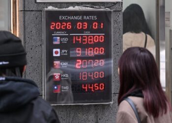 “달러 강세에 환율 다시 오르고 주가 변동성 커질 수도”