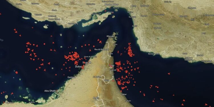 호르무즈 해협 발 묶인 선박에 한국·목포 해양대 실습생 12도 승선