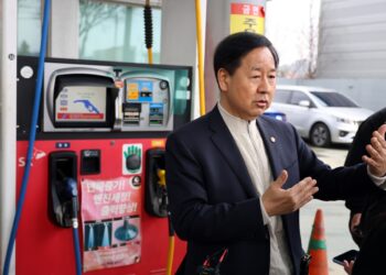 주유소 찾은 구윤철 “위기 상황 틈타 가격 올리는 파렴치한 용납 불가”