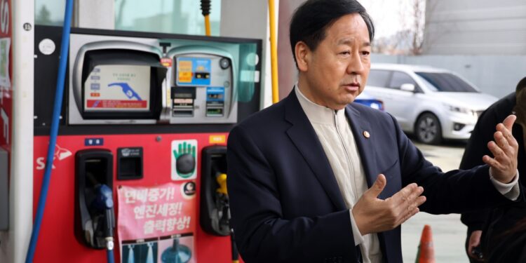 주유소 찾은 구윤철 “위기 상황 틈타 가격 올리는 파렴치한 용납 불가”