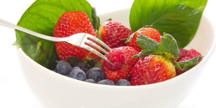 봄철 즐겨 먹는 ‘이 식품’ 농약 오염 상위권 싹쓸이…“안전한 건 따로 있다”