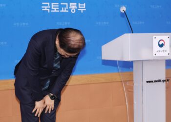 김윤덕 국토장관 ““무안공항 유해 추가 발견, 깊이 사과… 잔해 책임 있게 수습할 것”