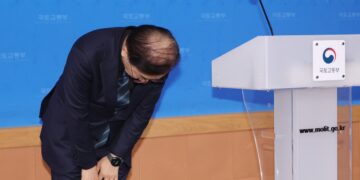 김윤덕 국토장관 ““무안공항 유해 추가 발견, 깊이 사과… 잔해 책임 있게 수습할 것”