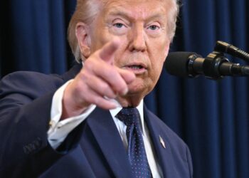 [속보] 트럼프 “이란 테러 정권에 오늘 무슨일 생기는지 보라”