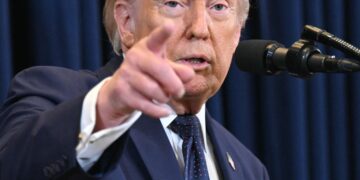 [속보] 트럼프 “이란 테러 정권에 오늘 무슨일 생기는지 보라”