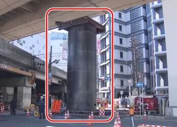 땅 속에서 솟아나온 10여m ‘거대 파이프’…오사카에서 무슨 일이