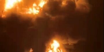 이란, 유조선 보이면 무차별 폭격…“한 방울도 못 지나가”