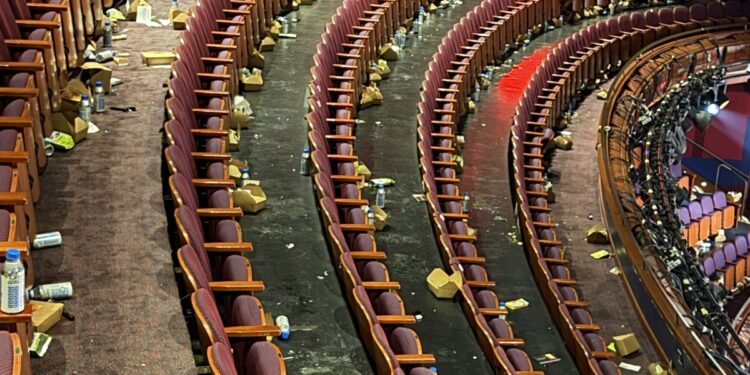 할리우드의 민낯?…아카데미 끝나고 쓰레기장 된 시상식장