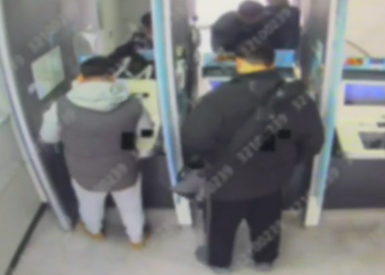 “수상한 남성이…” 신고에 가보니 ATM 위 현금 ‘우수수’ 무슨 일?